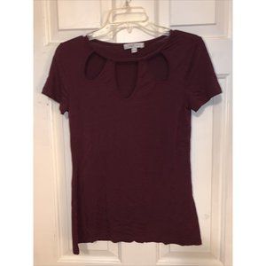 JENNIFER LOPEZ SHORT SLEEVE TOP W/3 KEYHOLES AT NECKLINE BURGUNDY‎ SIZE S